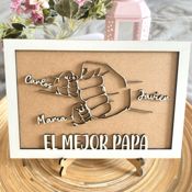 miniatura Cuadro de madera para regalar a papá con puños y nombres de la familia
