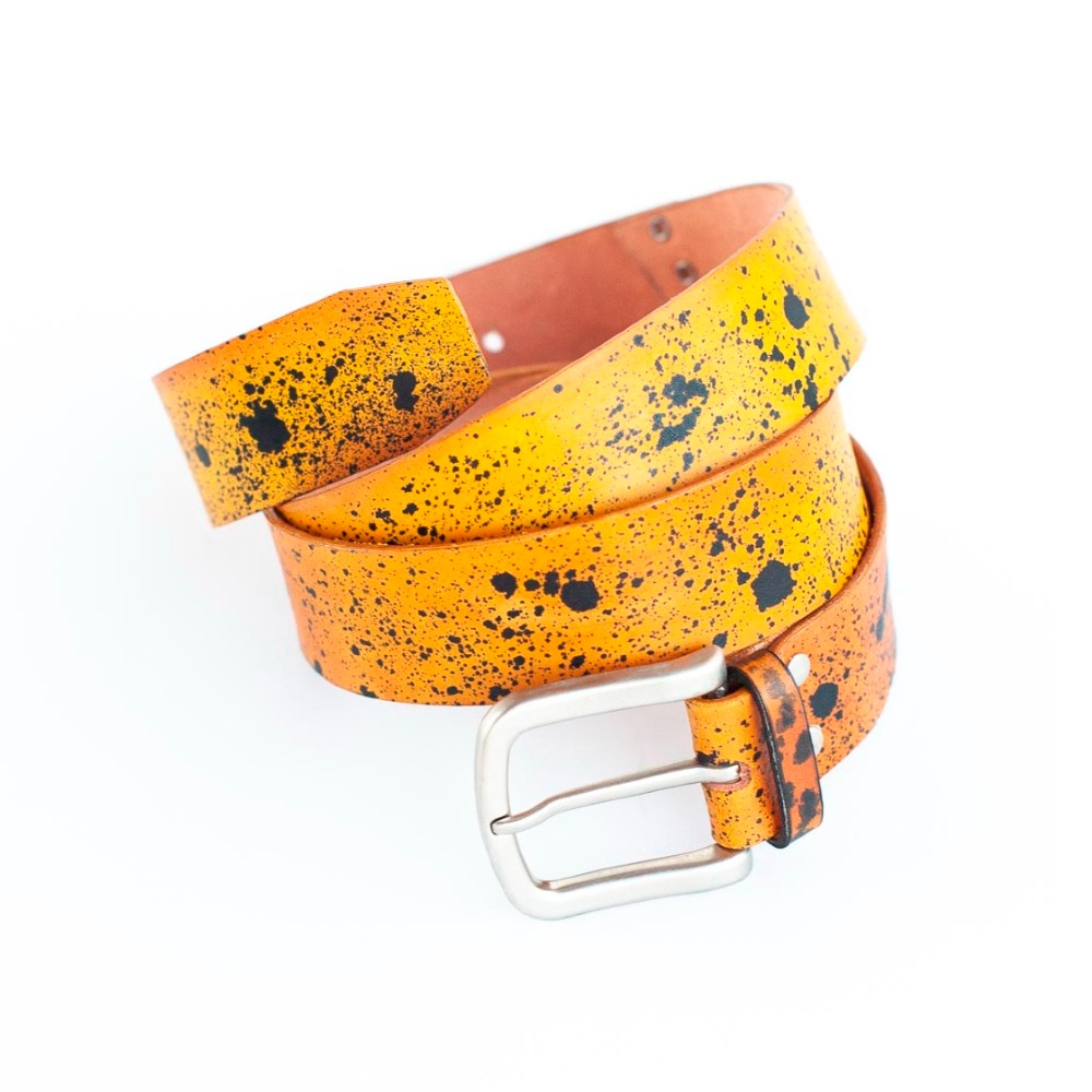 Cinturón piel vaca teñida.