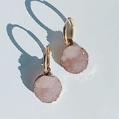 miniatura Pendientes de cristal de roca cuentan con un elegante diseño de acero bañado en oro, que aporta un t