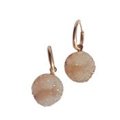 miniatura Pendientes de cristal de roca cuentan con un elegante diseño de acero bañado en oro, que aporta un t