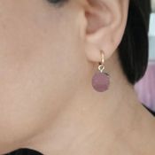 miniatura Pendientes de cristal de roca cuentan con un elegante diseño de acero bañado en oro, que aporta un t