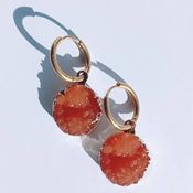 miniatura Pendientes cristal de resina color terracota en acero inoxidable, baño de oro. Antialérgicos