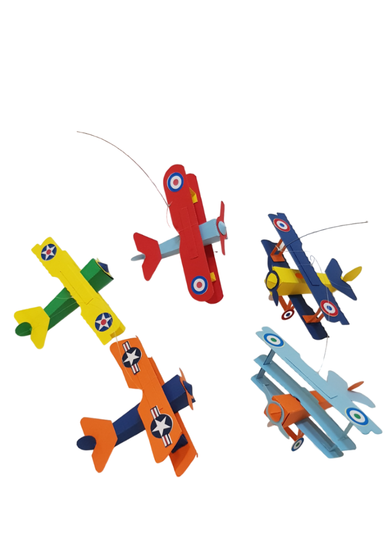 Móvil de avioncitos de papel