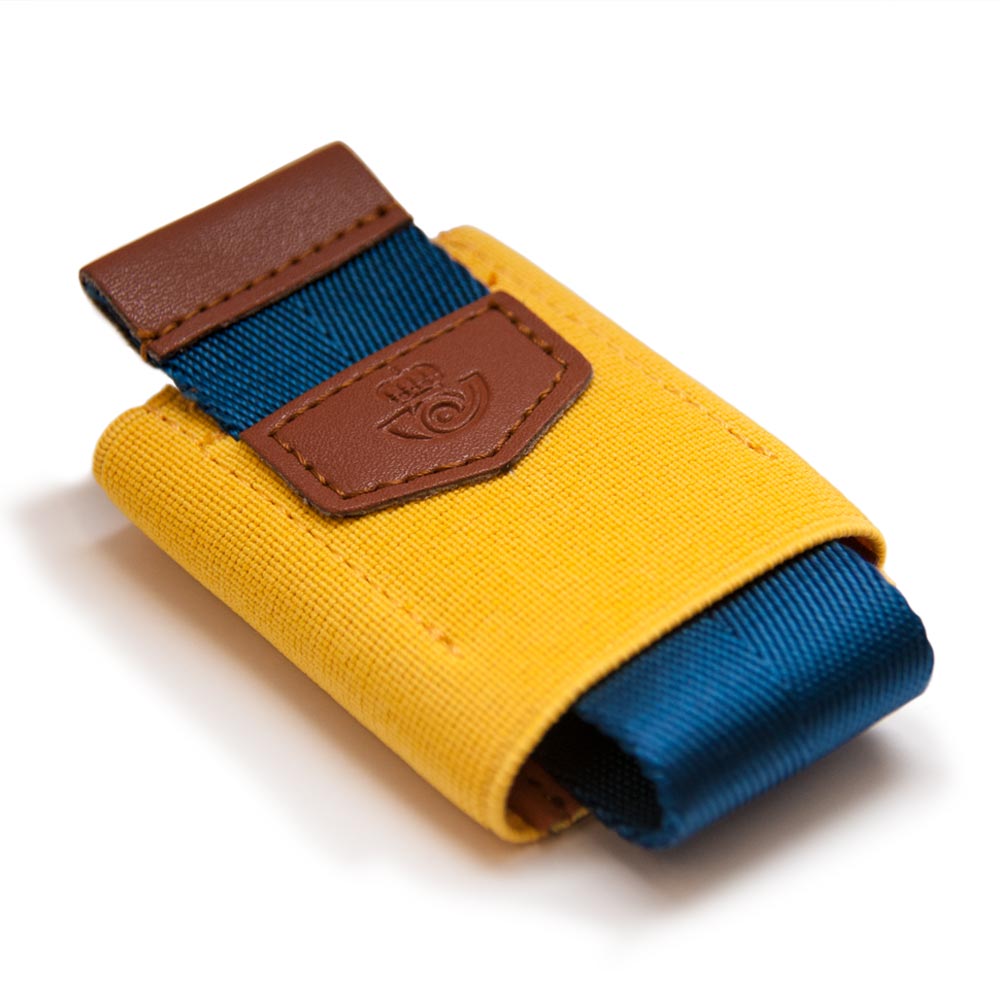 cartera minimalista Correos amarilla de lado