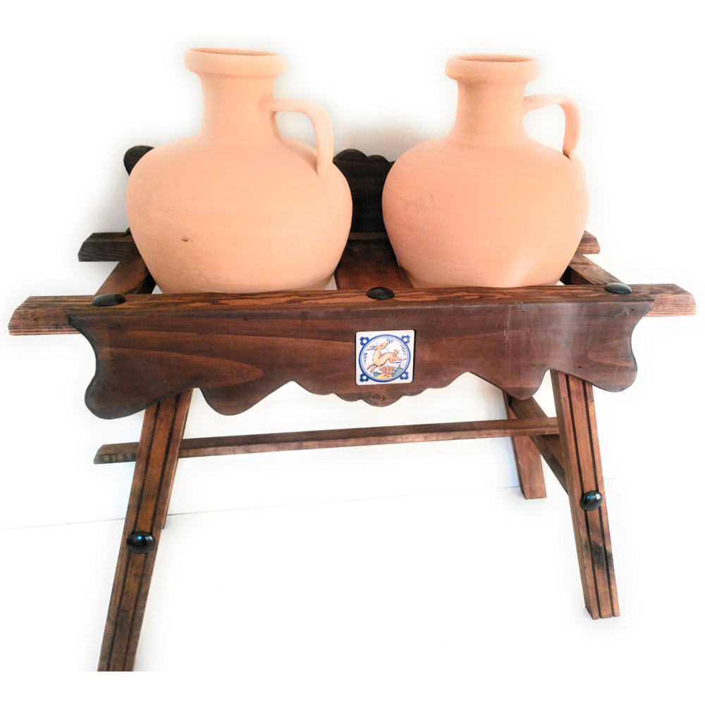 Cantarera de madera rústica con 2 cántaros de barro natural de 1 asa