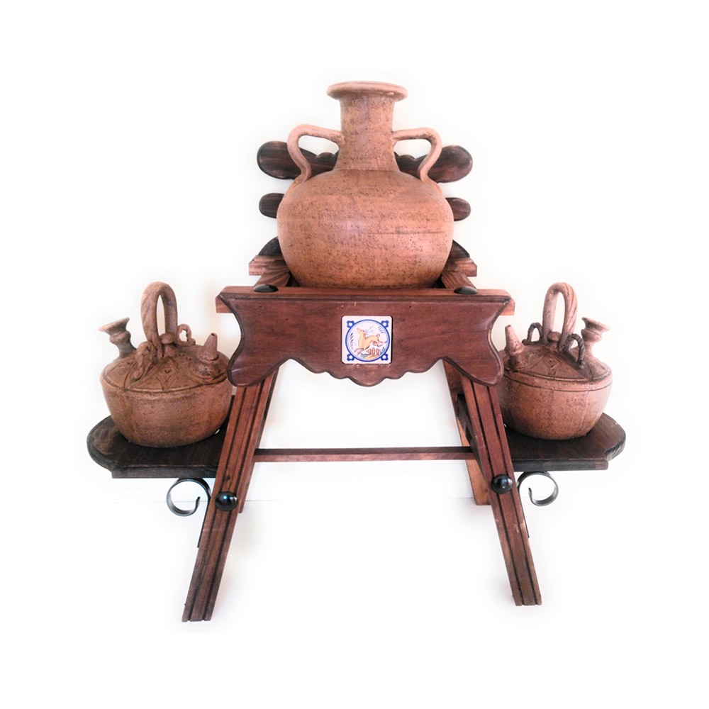 Cantarera de madera rústica con 1 cántaro de dos asas y 2 botijos árabes