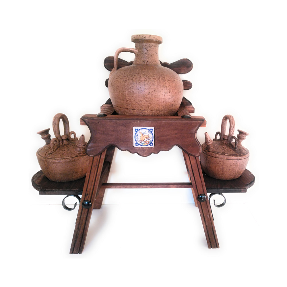 Cantarera de madera rústica con 1 cántaro de un asa y 2 botijos árabes