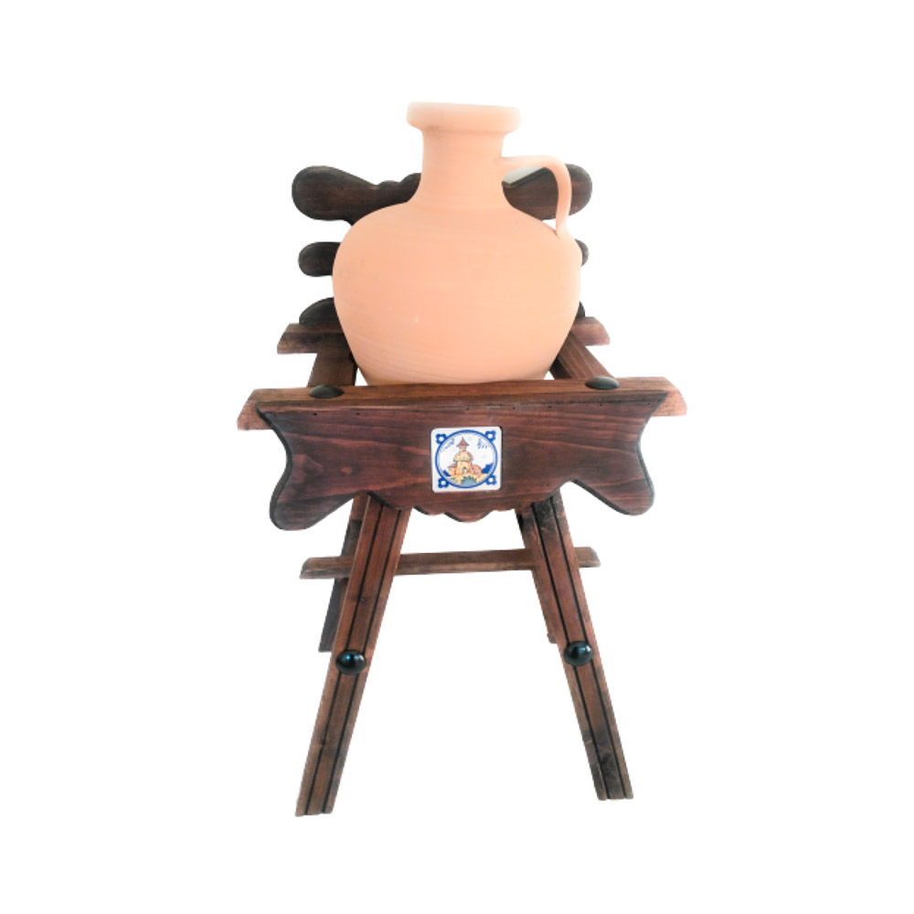 Cantarera de madera rústica con un cántaro de un asa de barro natural