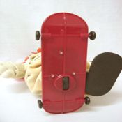 miniatura PELUCHE MUÑECO PAYASO EN MONOPATIN PATINETE A PILAS CON DESPLAZAMIENTO MARRON NARANJA