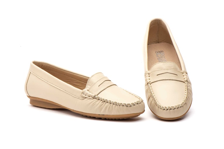 Par y Medio Mocasines de piel Beige