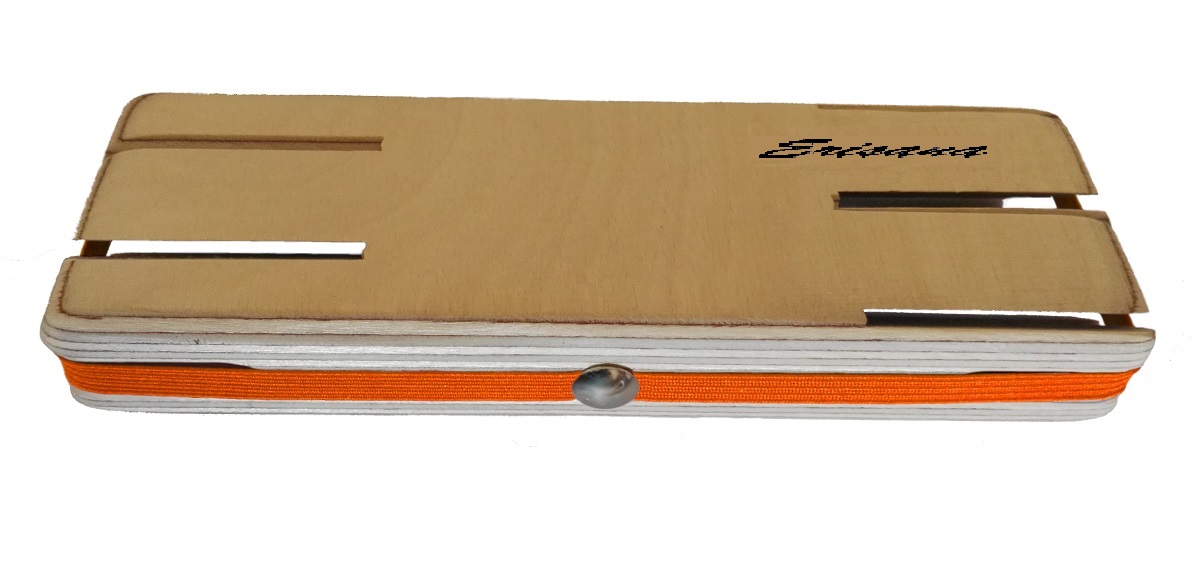 Erisana Estuche para dardos. Madera laminada color natural con cinta naranja