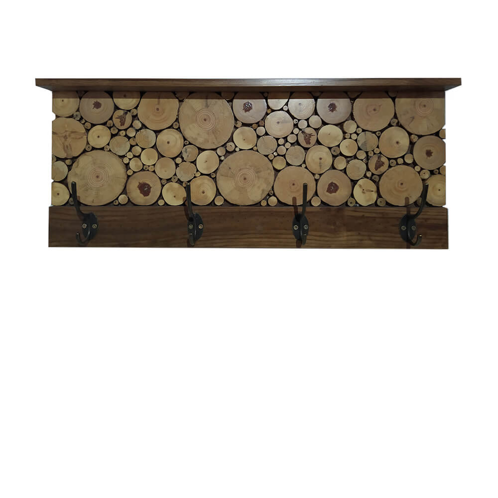 Perchero de madera decorado con troncos