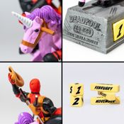 miniatura Figura Calendario Perpetuo 3D Marvel Deadpool sobre Unicornio 22x17x10cm 3