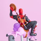 miniatura Figura Calendario Perpetuo 3D Marvel Deadpool sobre Unicornio 22x17x10cm 4