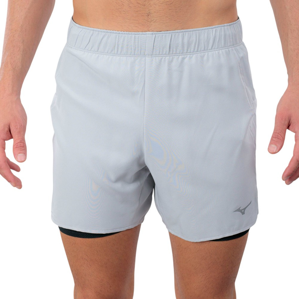 Imagen SHORT MIZUNO CORE 5,5 INCHES 2 EN 1 GRIS VAPOR SILVER J2GBC510-05 RUNNING HOMBRE