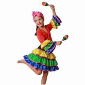 miniatura Niña sonriendo de frente sosteniendo dos maracas de juguete luciendo el disfraz de brasileña infanti