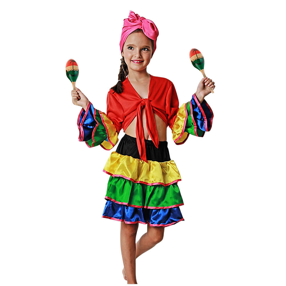Niña sonriendo de frente sosteniendo dos maracas de juguete luciendo el disfraz de brasileña infanti