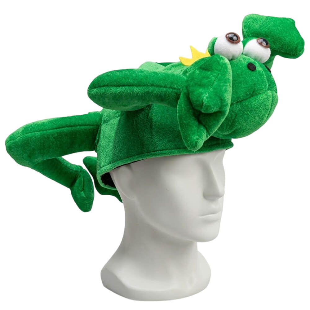 Maniquí posando con gorro de peluche 100% poliéster en forma de rana verde con ojos saltones y coron