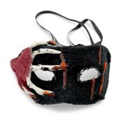 miniatura Antifaz de gasa negra con mano esquelética de plástico en un lateral y gotas de sangre de silicona p